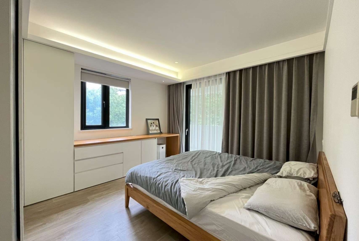 3-bed unit at Royal Apartments on Changle Road. 144 sqm, 1995 foreign-sale building, near Changshu Road Station. 28,000 RMB/month.