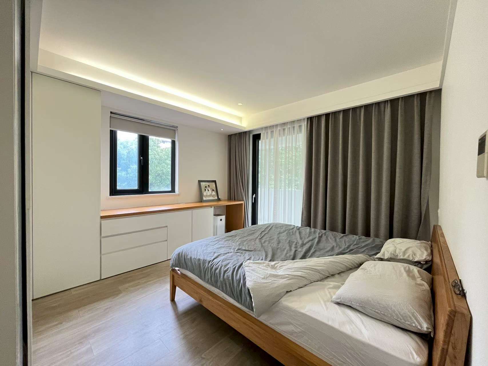 royal-apartments-changle-road-jingan-ffc-3-beds-shanghai-rentals (4) 3-bed unit at Royal Apartments on Changle Road. 144 sqm, 1995 foreign-sale building, near Changshu Road Station. 28,000 RMB/month.