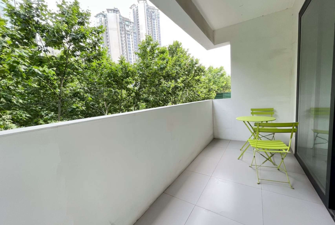 3-bed unit at Royal Apartments on Changle Road. 144 sqm, 1995 foreign-sale building, near Changshu Road Station. 28,000 RMB/month.
