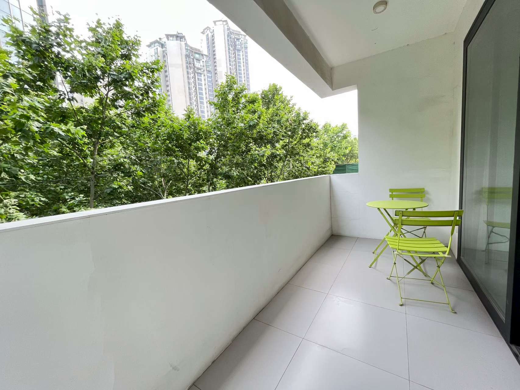 royal-apartments-changle-road-jingan-ffc-3-beds-shanghai-rentals (5) 3-bed unit at Royal Apartments on Changle Road. 144 sqm, 1995 foreign-sale building, near Changshu Road Station. 28,000 RMB/month.