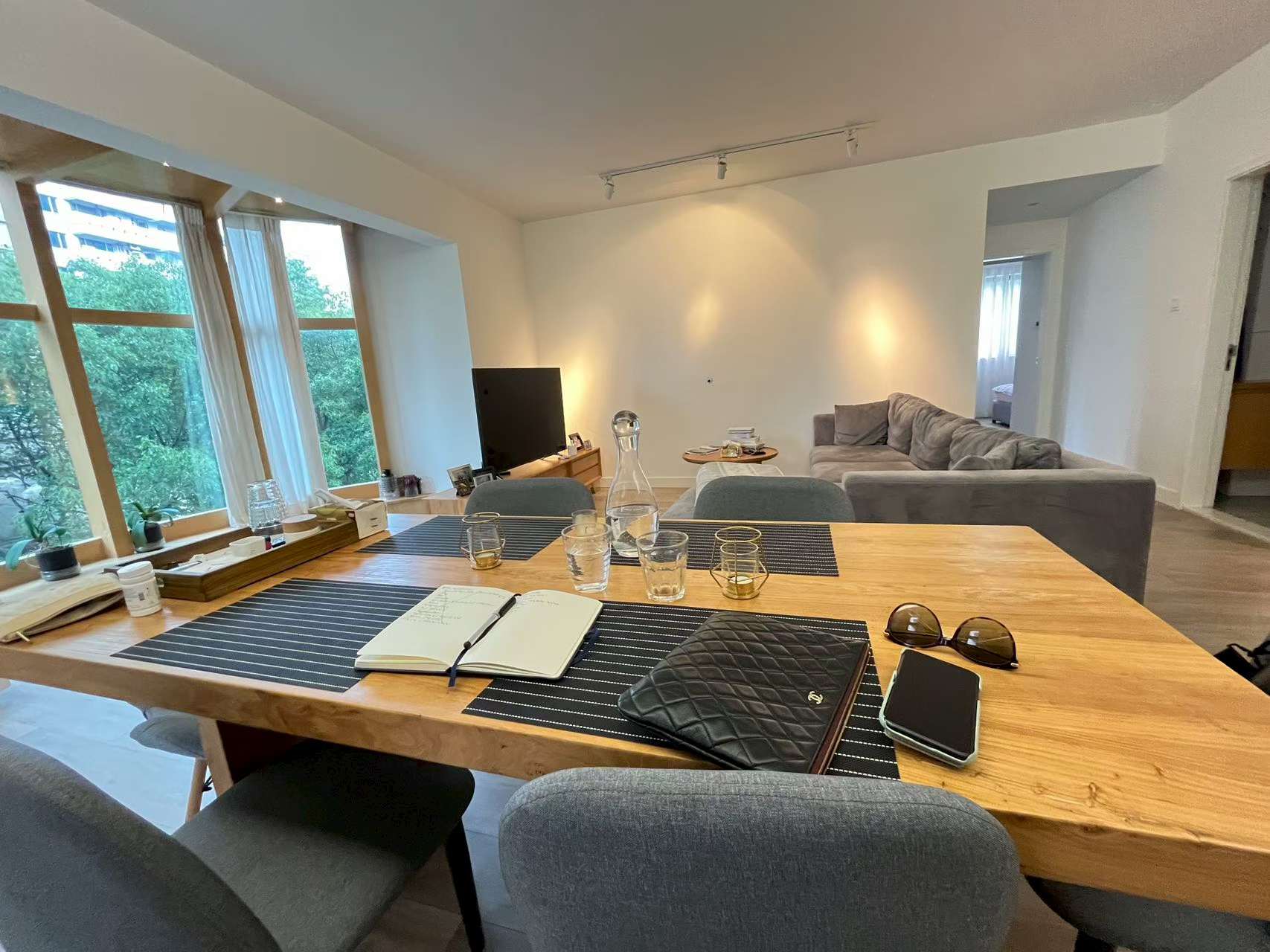 royal-apartments-changle-road-jingan-ffc-3-beds-shanghai-rentals (6) 3-bed unit at Royal Apartments on Changle Road. 144 sqm, 1995 foreign-sale building, near Changshu Road Station. 28,000 RMB/month.