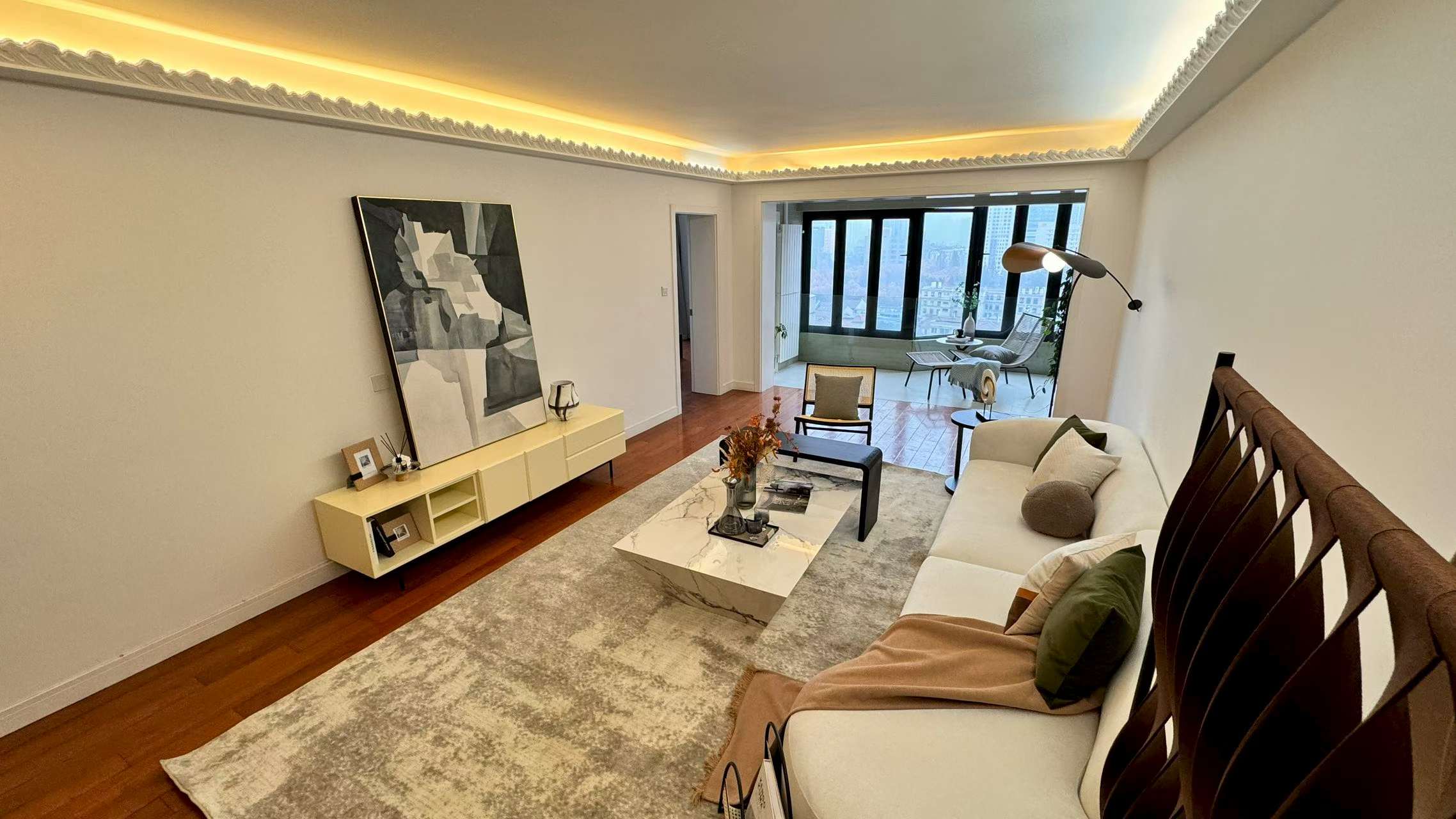 4+1 bedroom duplex at Shanghai Grand Plaza on Julu Road. 267 sqm, wall heating, clubhouse with pool and tennis. High floor. 41,800 RMB/month.