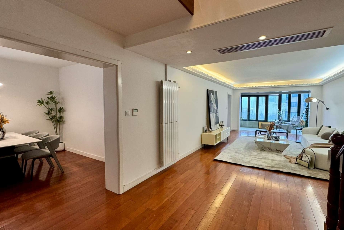 4+1 bedroom duplex at Shanghai Grand Plaza on Julu Road. 267 sqm, wall heating, clubhouse with pool and tennis. High floor. 41,800 RMB/month.