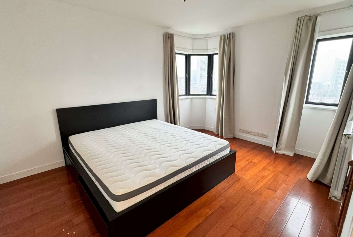 4+1 bedroom duplex at Shanghai Grand Plaza on Julu Road. 267 sqm, wall heating, clubhouse with pool and tennis. High floor. 41,800 RMB/month.
