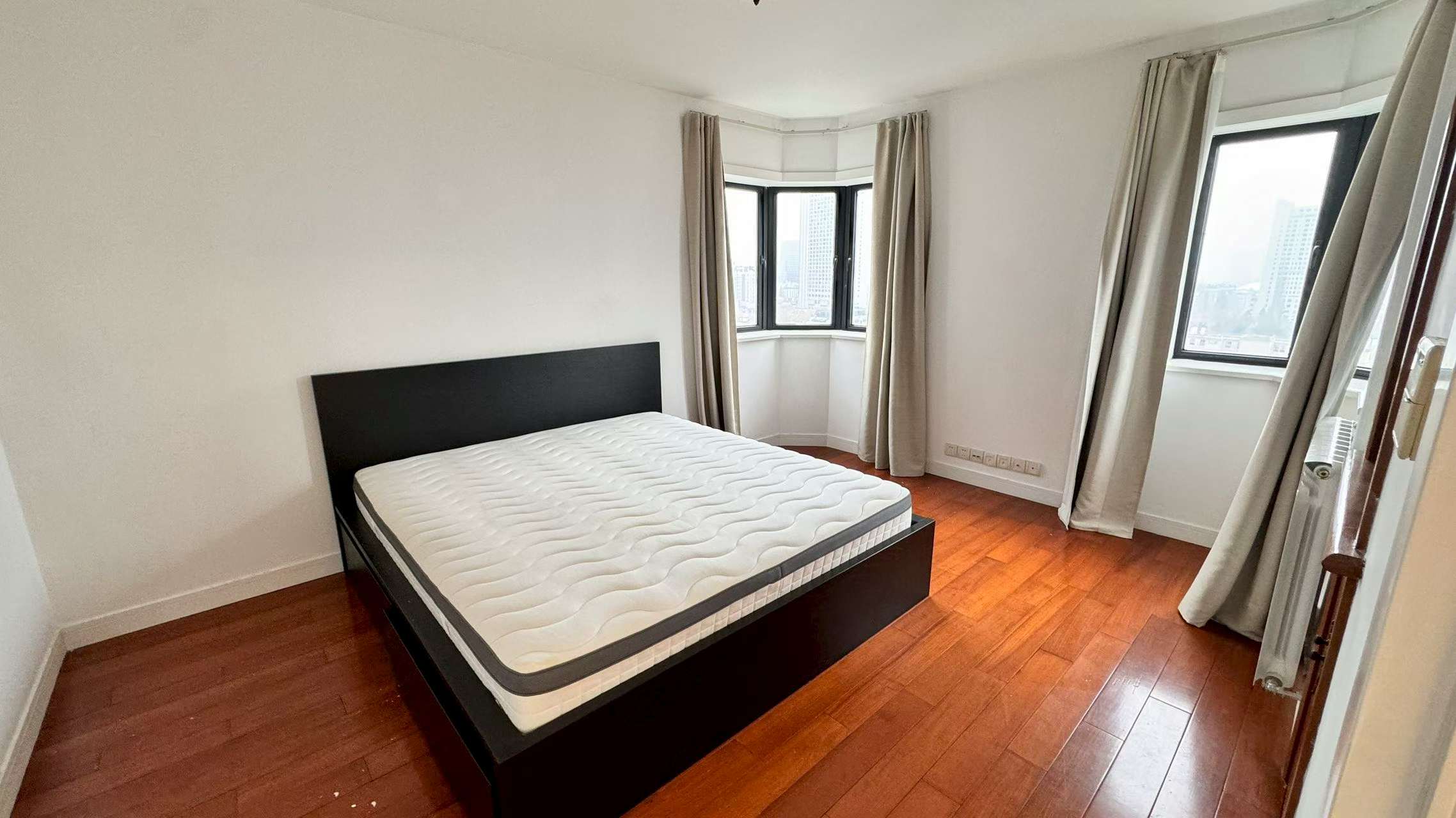 4+1 bedroom duplex at Shanghai Grand Plaza on Julu Road. 267 sqm, wall heating, clubhouse with pool and tennis. High floor. 41,800 RMB/month.