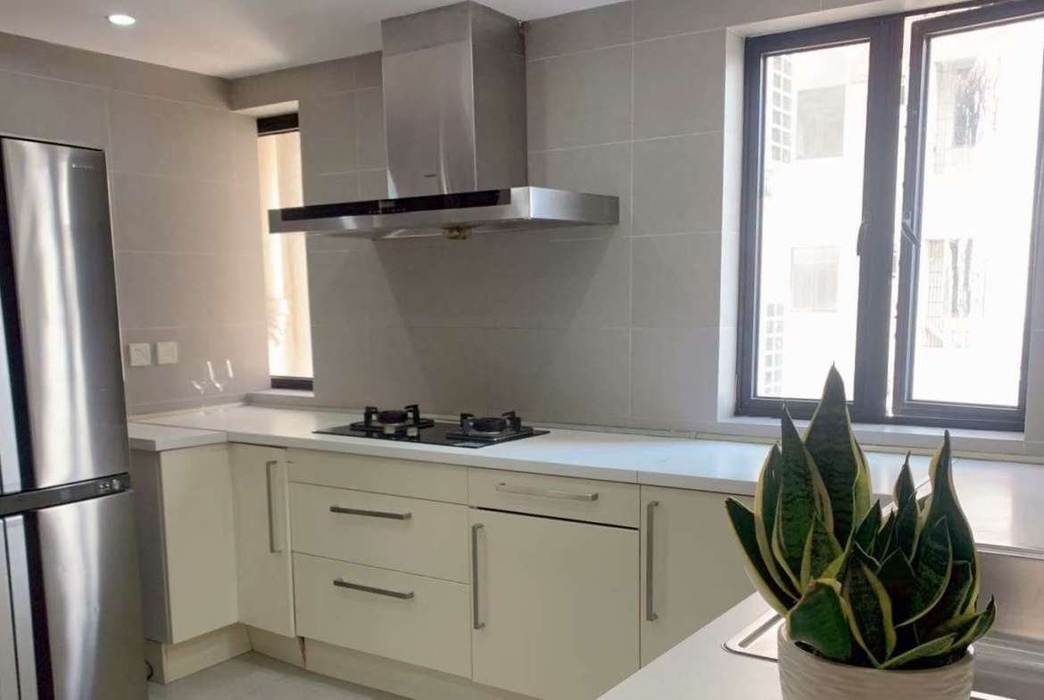 4+1 bedroom duplex at Shanghai Grand Plaza on Julu Road. 267 sqm, wall heating, clubhouse with pool and tennis. High floor. 41,800 RMB/month.