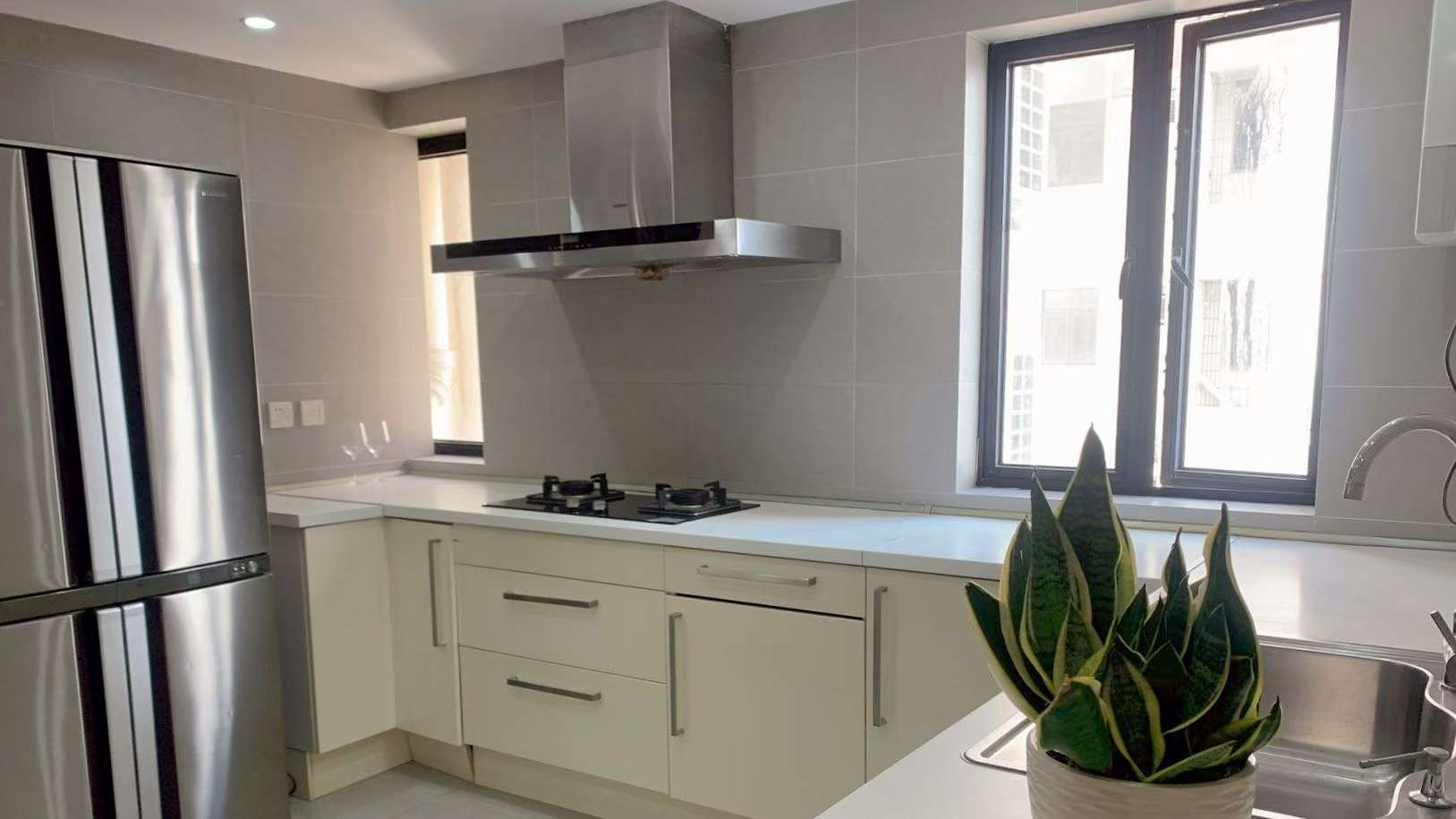 4+1 bedroom duplex at Shanghai Grand Plaza on Julu Road. 267 sqm, wall heating, clubhouse with pool and tennis. High floor. 41,800 RMB/month.