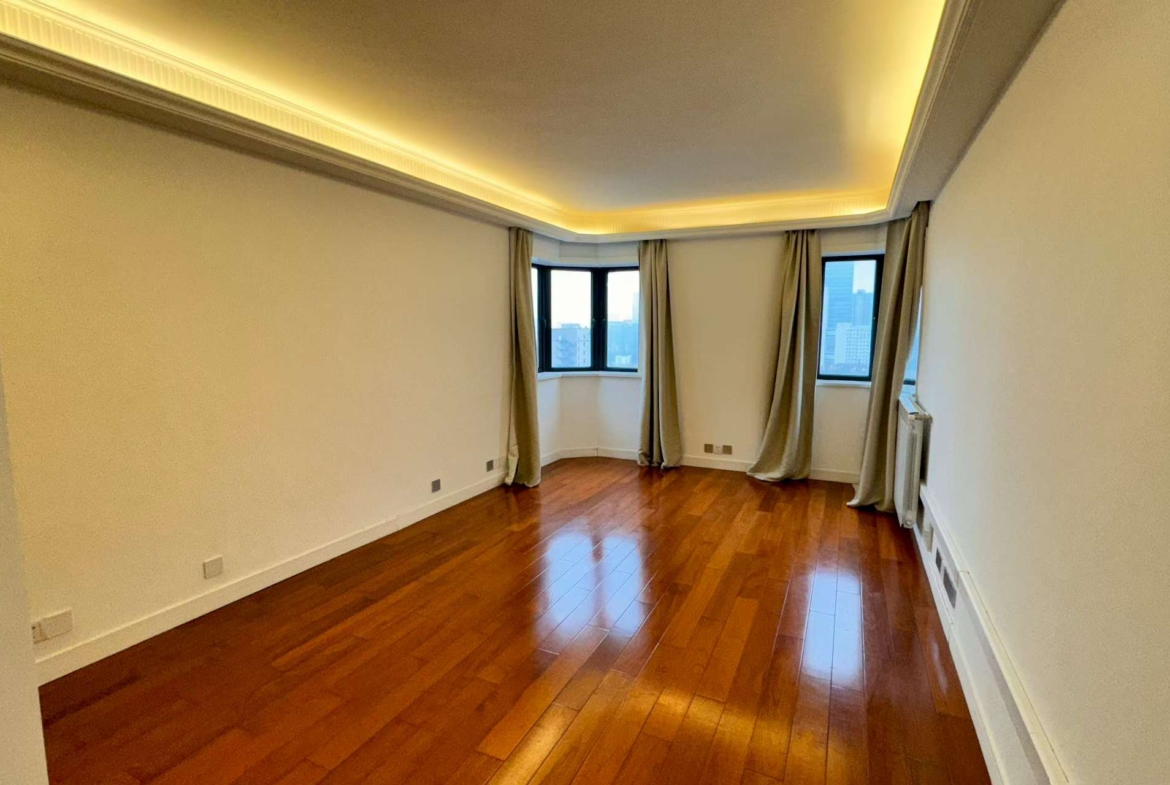 4+1 bedroom duplex at Shanghai Grand Plaza on Julu Road. 267 sqm, wall heating, clubhouse with pool and tennis. High floor. 41,800 RMB/month.