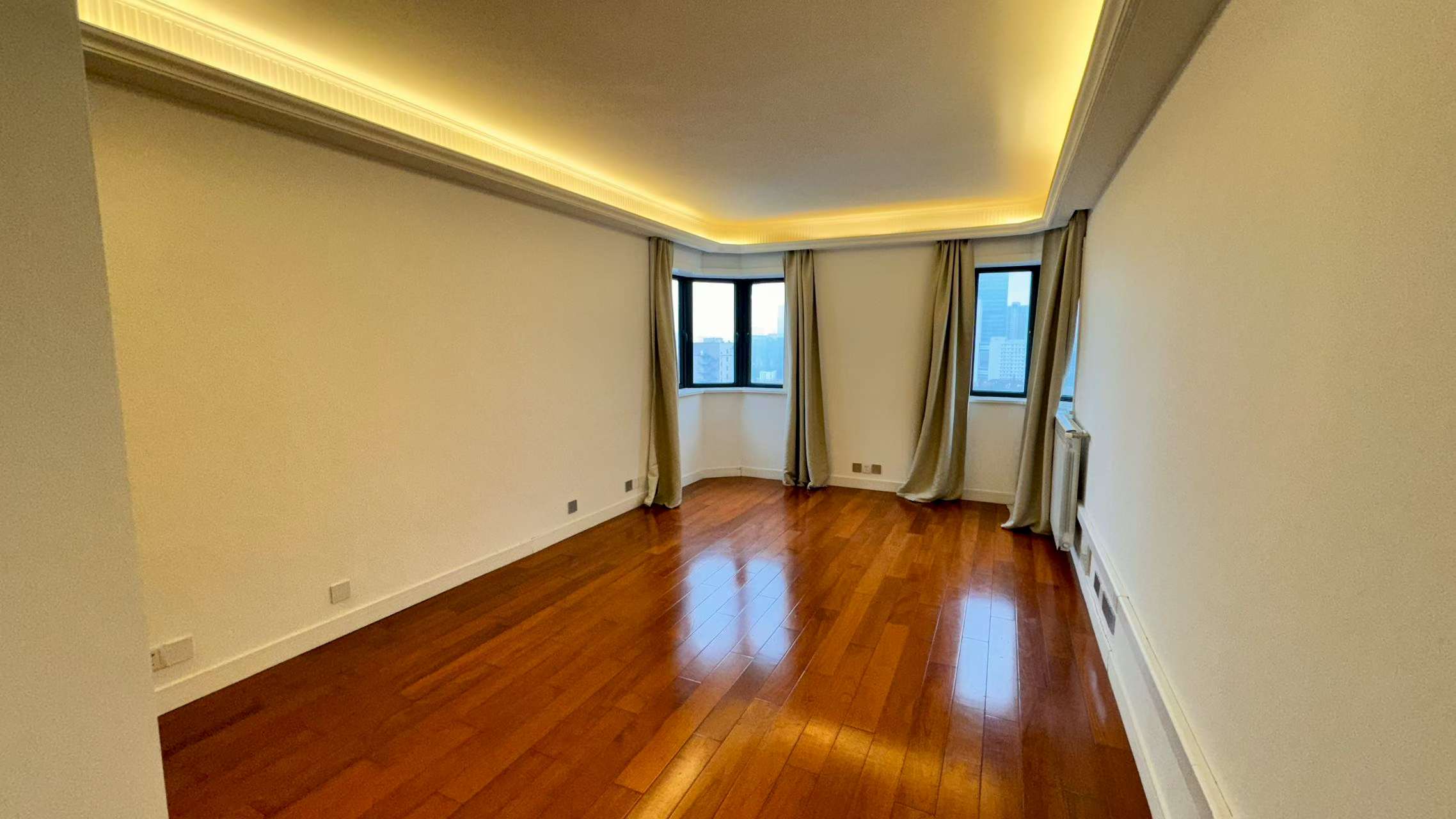 4+1 bedroom duplex at Shanghai Grand Plaza on Julu Road. 267 sqm, wall heating, clubhouse with pool and tennis. High floor. 41,800 RMB/month.