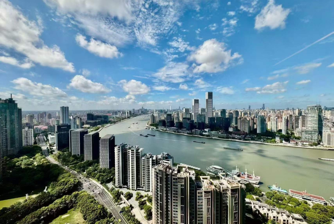 Unobstructed river-view 4-bed unit at Shimao Riviera Garden in Lujiazui. 315 sqm, panoramic Bund views, 70% greenery, clubhouse. 88,000 RMB/month.