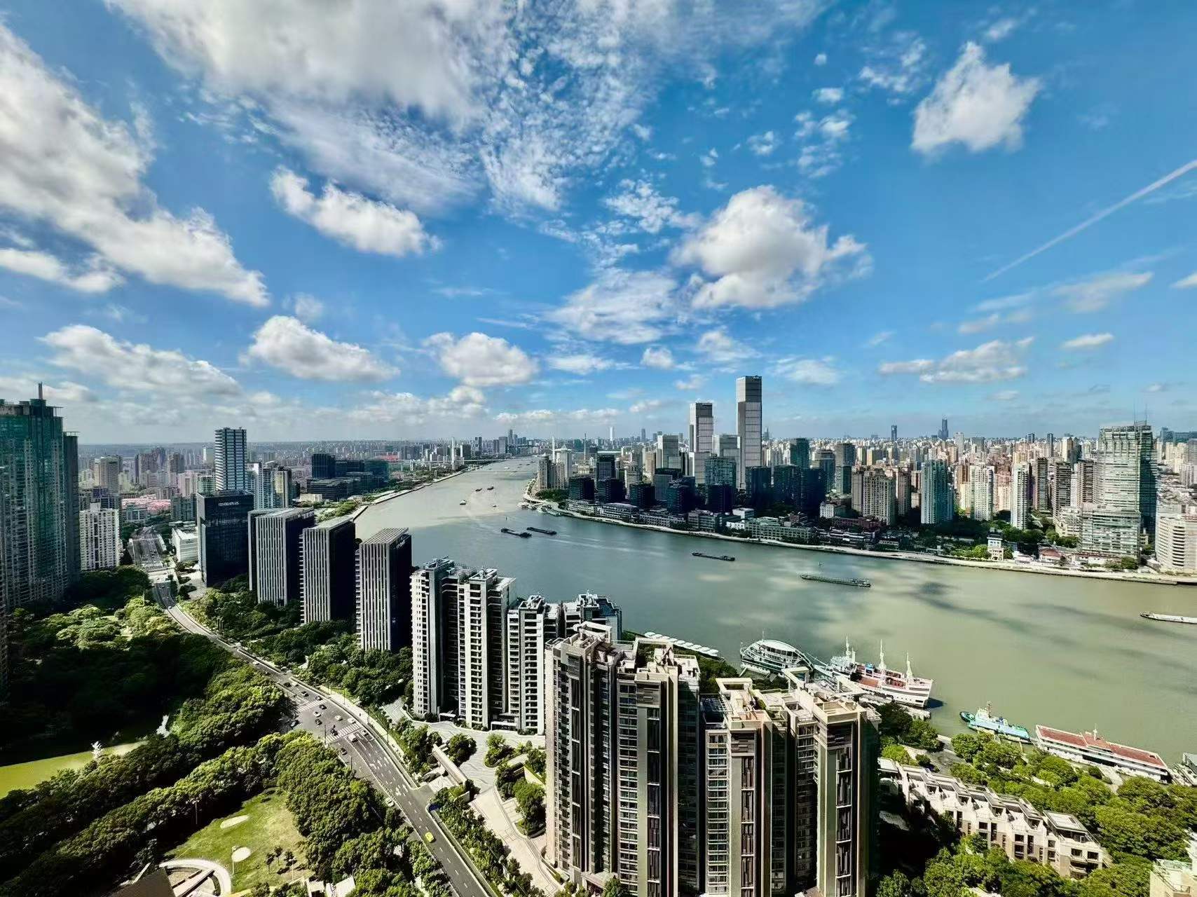 shimao-riviera-garden-lujiazui-pudong-4-bed-3-bath-clubhouse-pool-shanghai-rentals (1) Unobstructed river-view 4-bed unit at Shimao Riviera Garden in Lujiazui. 315 sqm, panoramic Bund views, 70% greenery, clubhouse. 88,000 RMB/month.