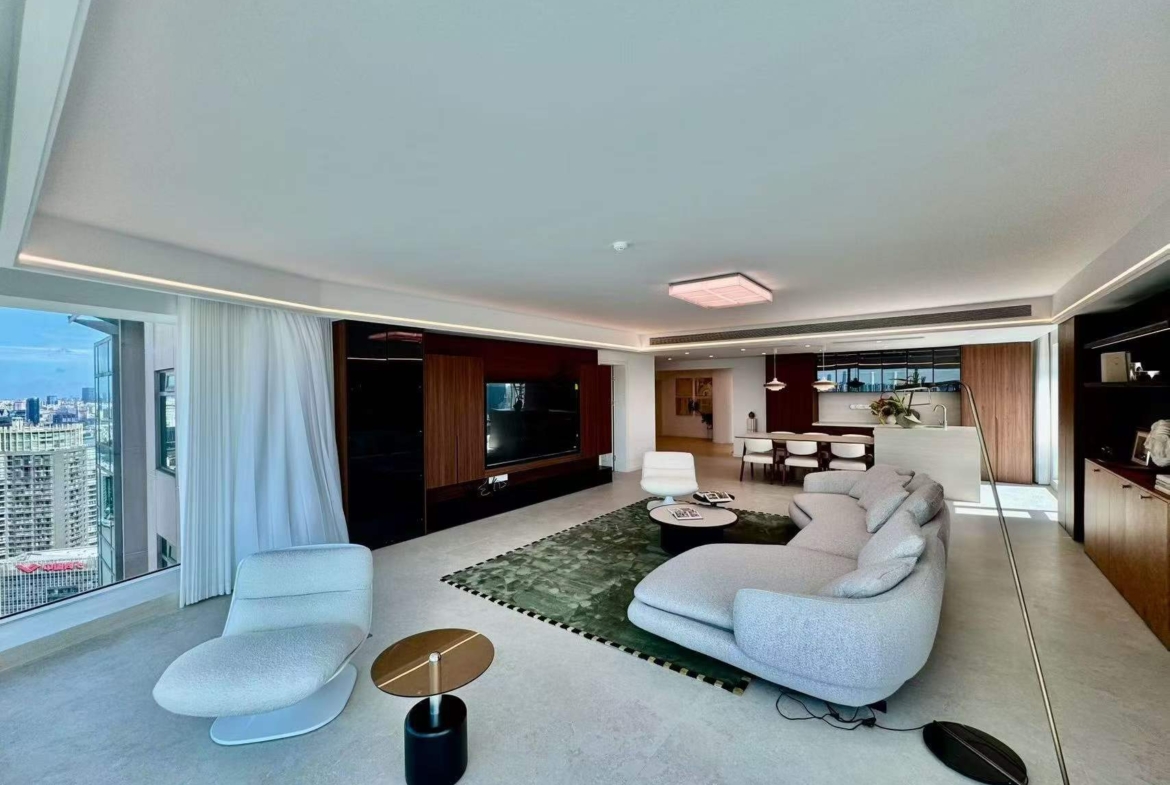 Unobstructed river-view 4-bed unit at Shimao Riviera Garden in Lujiazui. 315 sqm, panoramic Bund views, 70% greenery, clubhouse. 88,000 RMB/month.