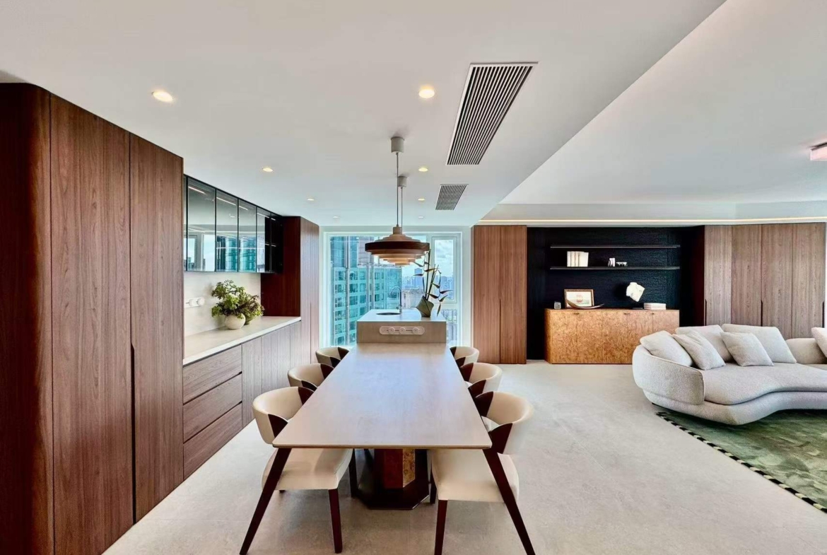 Unobstructed river-view 4-bed unit at Shimao Riviera Garden in Lujiazui. 315 sqm, panoramic Bund views, 70% greenery, clubhouse. 88,000 RMB/month.