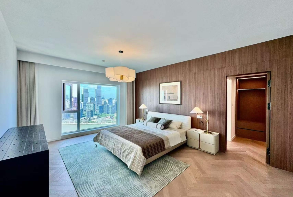 Unobstructed river-view 4-bed unit at Shimao Riviera Garden in Lujiazui. 315 sqm, panoramic Bund views, 70% greenery, clubhouse. 88,000 RMB/month.