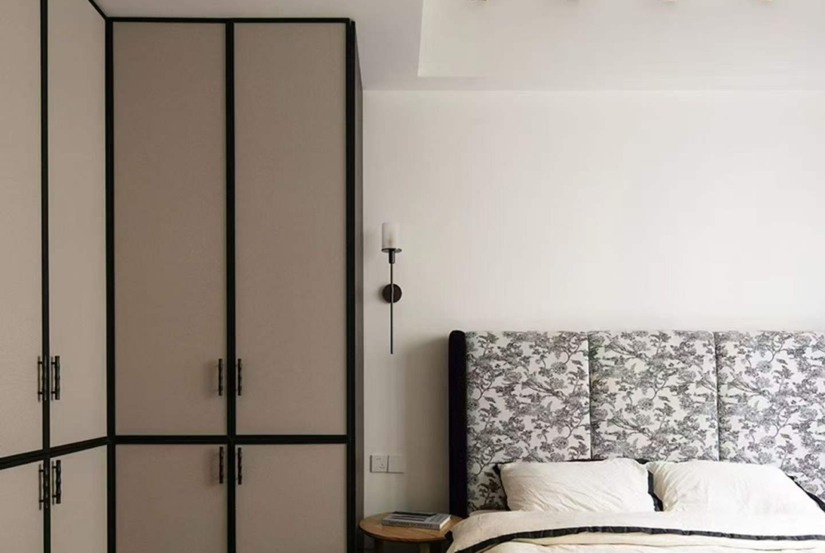 Entire 4-story lane house on South Xiangyang Road in the FFC's Wutong District. 3 bedrooms, 140 sqm. Near Huaihai Road and Shaanxi South Road Station. 38,800 RMB/month.