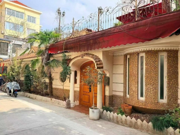 Entire standalone heritage building on Xingguo Road near Hunan Road. 200 sqm interior, 80 sqm terrace. Ideal for office, studio, or showroom. 45,000 RMB/month.