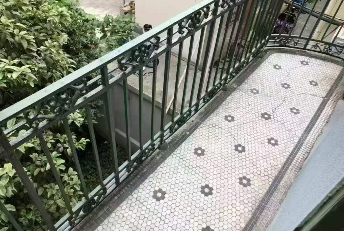 1+1 bedroom unit on quiet Yanqing Road in the Former French Concession. 85 sqm, flexible space for home office or guest room. Near Changshu Road Station. 16,000 RMB/month.