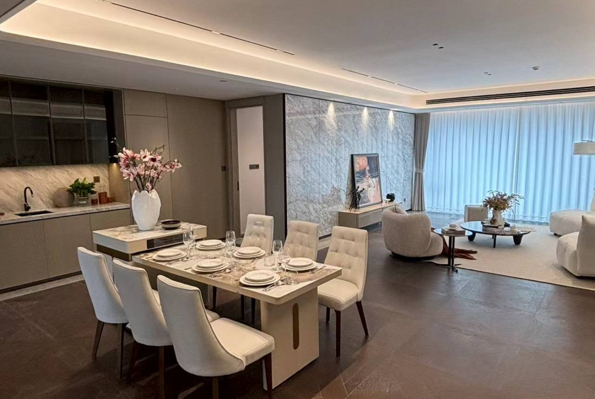 Brand new 4-bed, 3-bath unit at Zhonghai Shunchang Jiuli in Xintiandi. 245 sqm, high floor, underfloor heating, central AC. 84k furnished / 79k unfurnished.