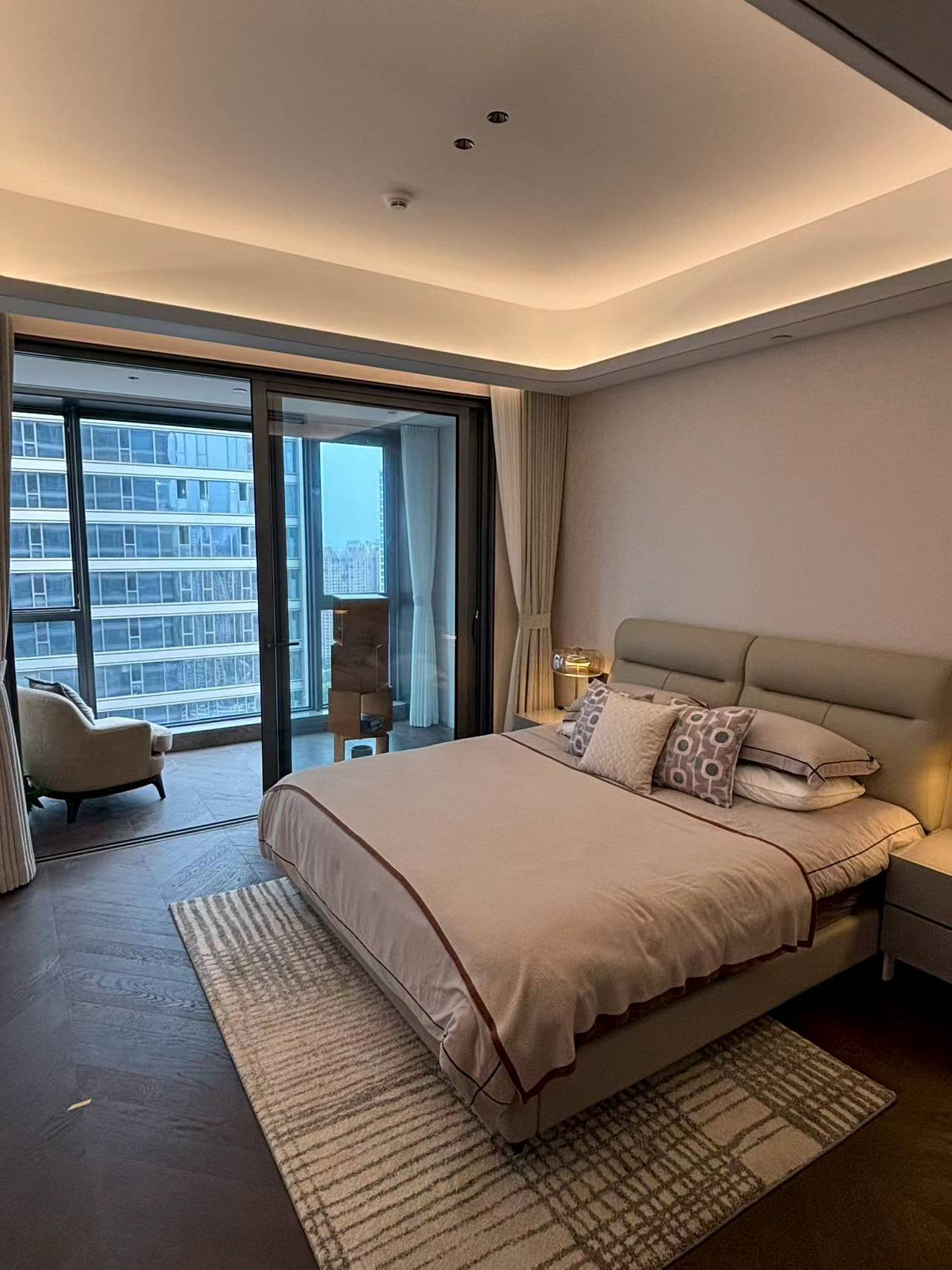 Brand new 4-bed, 3-bath unit at Zhonghai Shunchang Jiuli in Xintiandi. 245 sqm, high floor, underfloor heating, central AC. 84k furnished / 79k unfurnished.