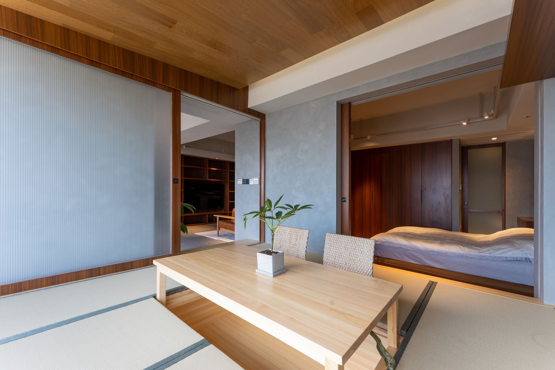 changle-road-apartment-ffc-2-bed-1-bath-renovated-floor-heating-shanghai-rentals (5) 1+1 bed, 2-bath unit at Changle & Changshu Roads. Designer renovation, underfloor + wall heating, Daikin AC, Siemens kitchen. Steps from metro. 28,000 RMB/month.