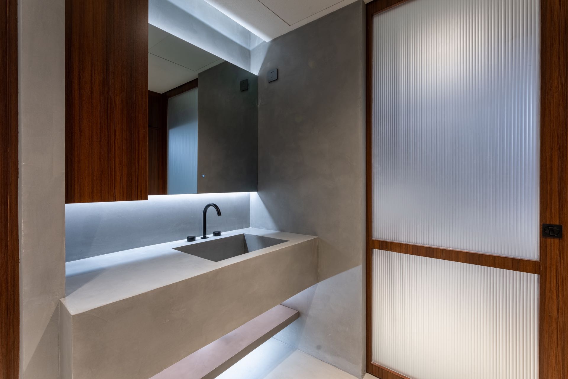 changle-road-apartment-ffc-2-bed-1-bath-renovated-floor-heating-shanghai-rentals (6) 1+1 bed, 2-bath unit at Changle & Changshu Roads. Designer renovation, underfloor + wall heating, Daikin AC, Siemens kitchen. Steps from metro. 28,000 RMB/month.