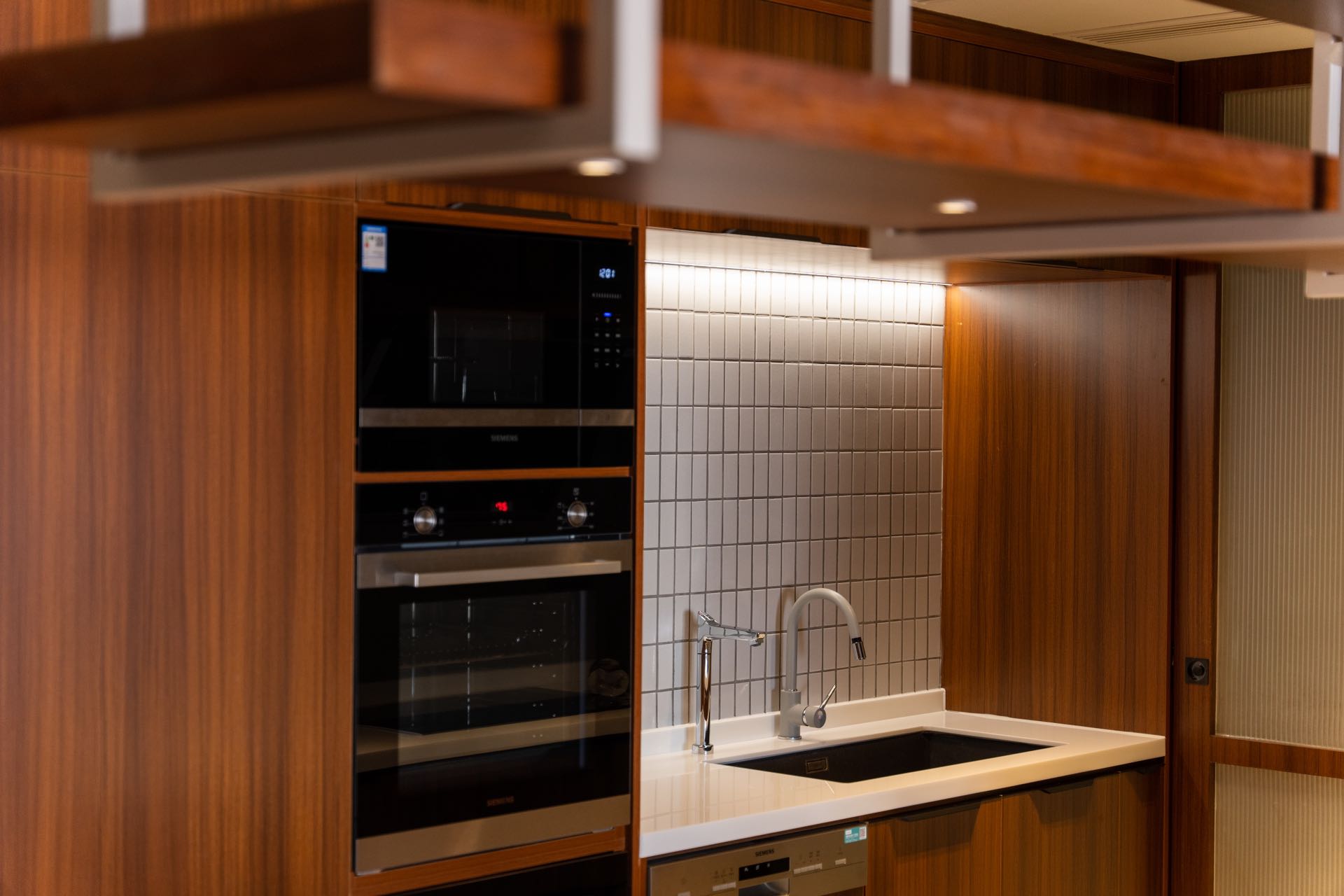 changle-road-apartment-ffc-2-bed-1-bath-renovated-floor-heating-shanghai-rentals (8) 1+1 bed, 2-bath unit at Changle & Changshu Roads. Designer renovation, underfloor + wall heating, Daikin AC, Siemens kitchen. Steps from metro. 28,000 RMB/month.