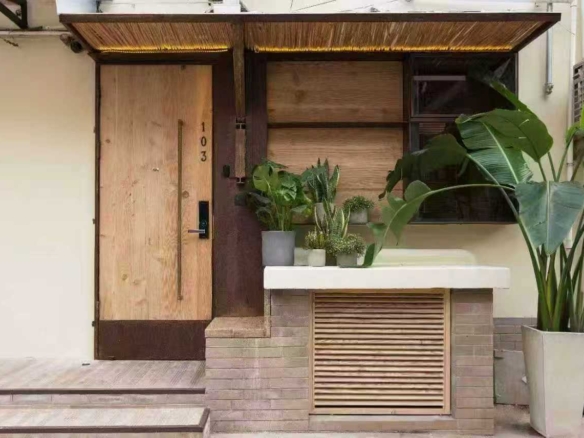Ground floor lane house on Changle Road with private garden. 2 beds, 2 baths, underfloor heating, private entrance. 14,800 RMB/month.