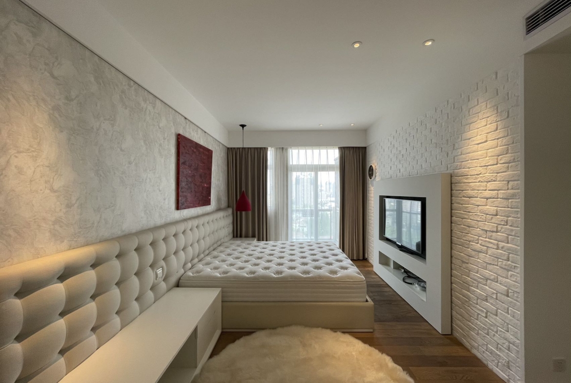 3-bed + maid's room unit at Chevalier Place on Anfu Road. 260 sqm, south-facing, panoramic views, boutique building. 45,000 RMB/month.