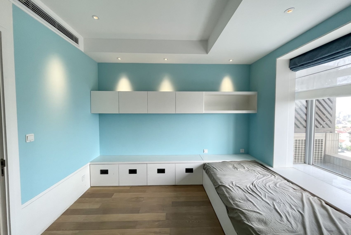 3-bed + maid's room unit at Chevalier Place on Anfu Road. 260 sqm, south-facing, panoramic views, boutique building. 45,000 RMB/month.