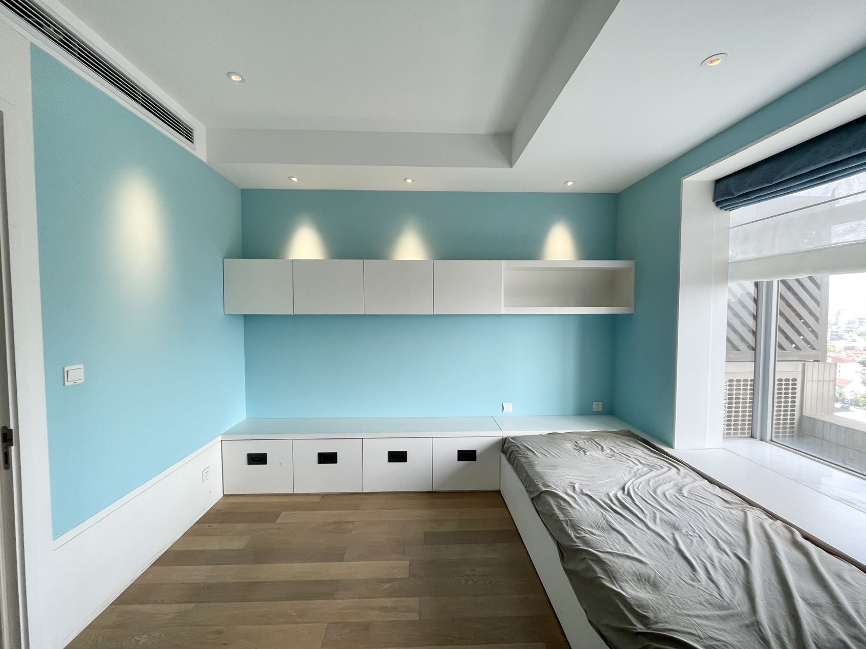 chevalier-place-anfu-road-ffc-3-bed-2-bath-helper-room-shanghai-rentals (6) 3-bed + maid's room unit at Chevalier Place on Anfu Road. 260 sqm, south-facing, panoramic views, boutique building. 45,000 RMB/month.