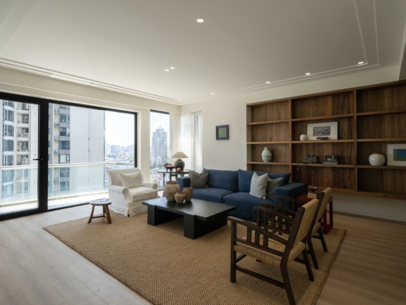 5-bed, 3-bath unit at Chevalier Place on Anfu Road. 260 sqm, 3 balconies, underfloor heating, central AC, clubhouse included. 58,000 RMB/month.