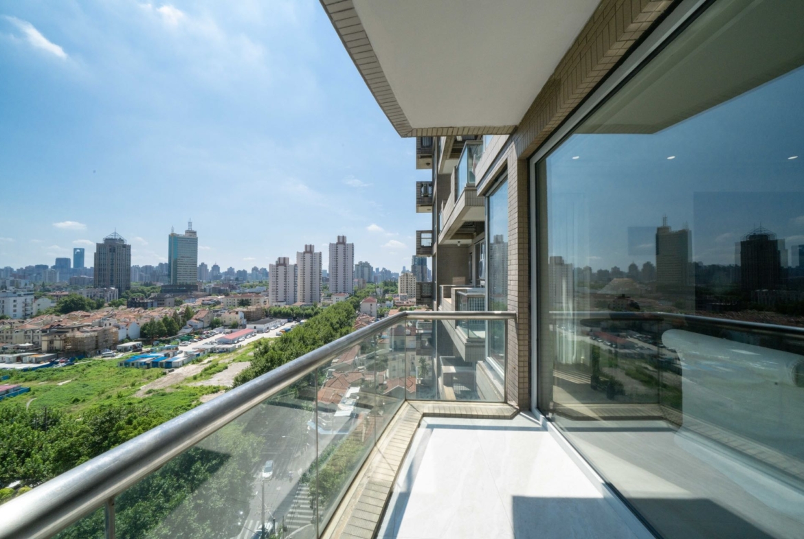 5-bed, 3-bath unit at Chevalier Place on Anfu Road. 260 sqm, 3 balconies, underfloor heating, central AC, clubhouse included. 58,000 RMB/month.