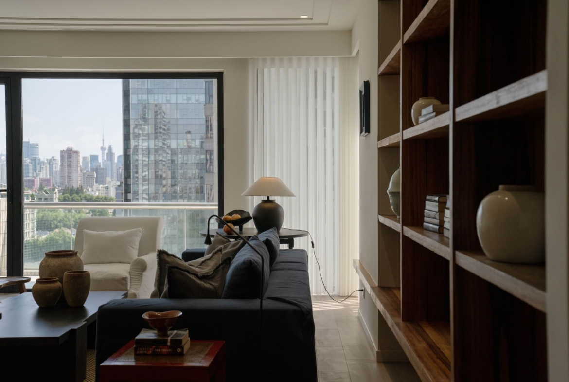 5-bed, 3-bath unit at Chevalier Place on Anfu Road. 260 sqm, 3 balconies, underfloor heating, central AC, clubhouse included. 58,000 RMB/month.