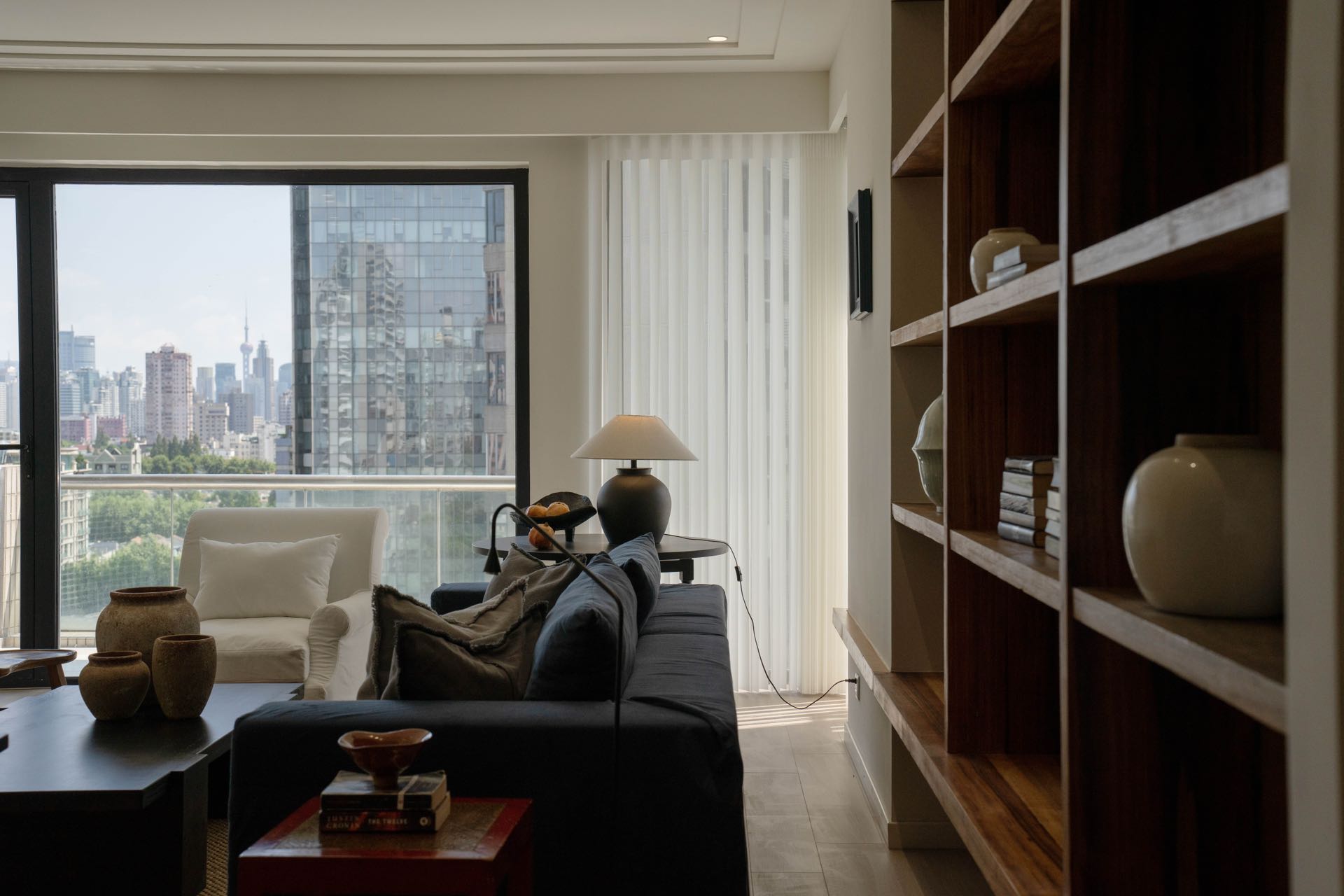 chevalier-place-anfu-road-ffc-5-bed-3-bath-floor-heating-clubhouse-shanghai-rentals (3) 5-bed, 3-bath unit at Chevalier Place on Anfu Road. 260 sqm, 3 balconies, underfloor heating, central AC, clubhouse included. 58,000 RMB/month.