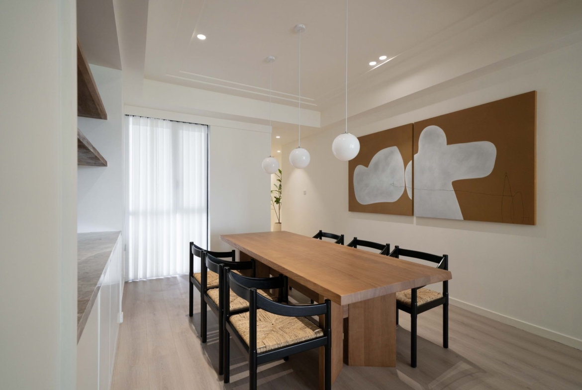 5-bed, 3-bath unit at Chevalier Place on Anfu Road. 260 sqm, 3 balconies, underfloor heating, central AC, clubhouse included. 58,000 RMB/month.