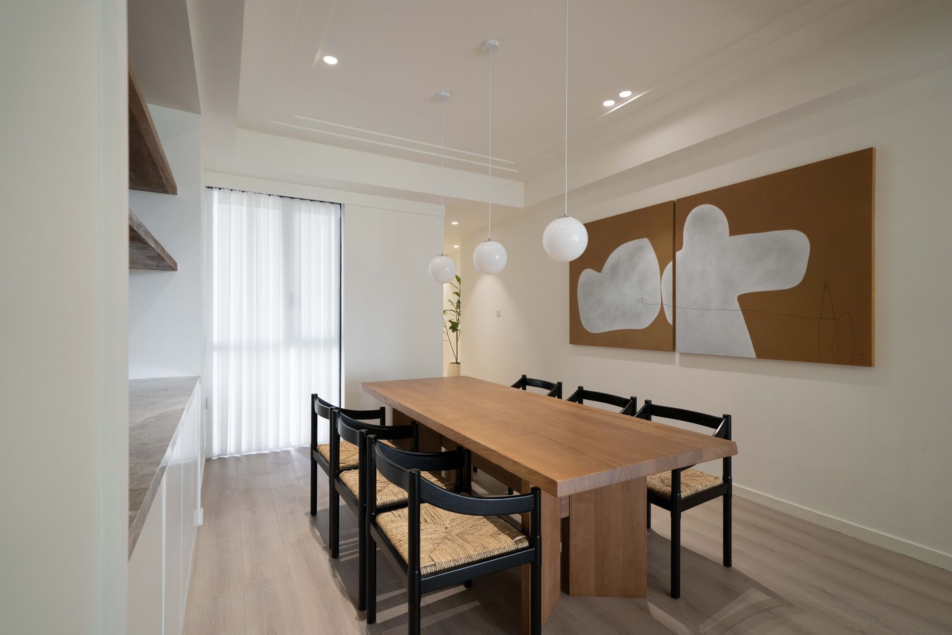 chevalier-place-anfu-road-ffc-5-bed-3-bath-floor-heating-clubhouse-shanghai-rentals (4) 5-bed, 3-bath unit at Chevalier Place on Anfu Road. 260 sqm, 3 balconies, underfloor heating, central AC, clubhouse included. 58,000 RMB/month.