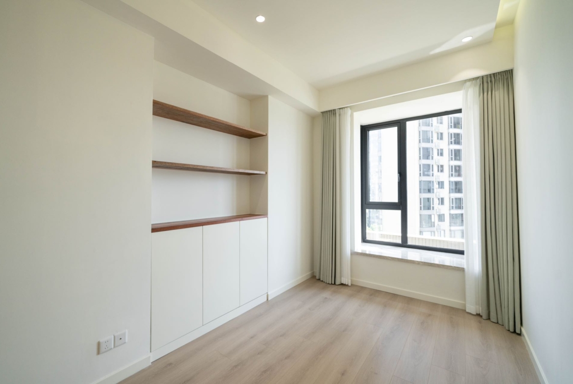 5-bed, 3-bath unit at Chevalier Place on Anfu Road. 260 sqm, 3 balconies, underfloor heating, central AC, clubhouse included. 58,000 RMB/month.