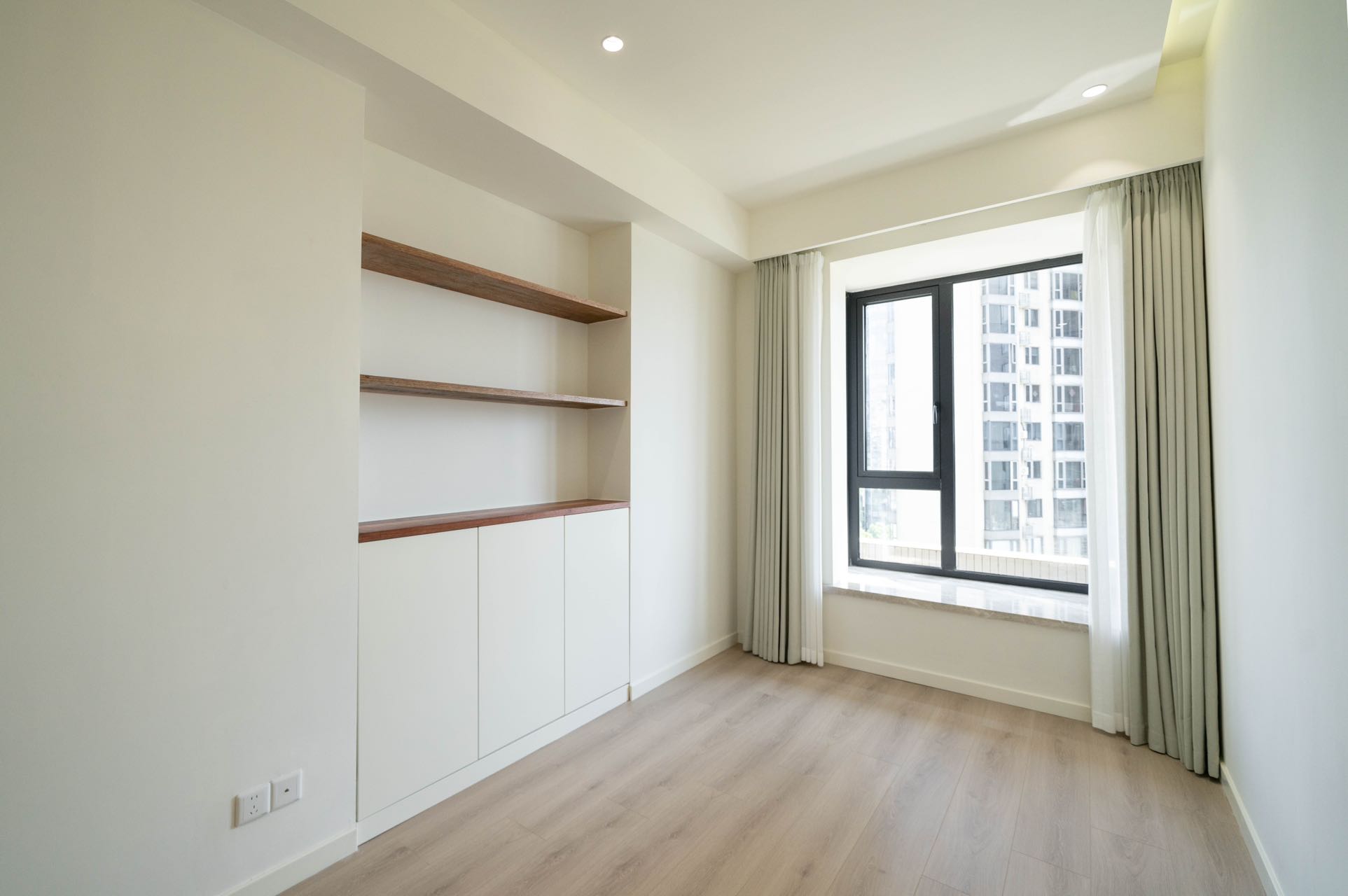 chevalier-place-anfu-road-ffc-5-bed-3-bath-floor-heating-clubhouse-shanghai-rentals (8) 5-bed, 3-bath unit at Chevalier Place on Anfu Road. 260 sqm, 3 balconies, underfloor heating, central AC, clubhouse included. 58,000 RMB/month.