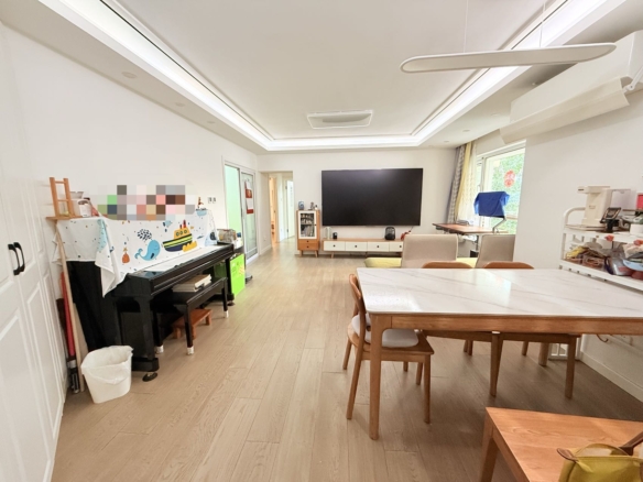 First-time rental at Chez Moi in central Jing'an. 4-bed, 2-bath, 131 sqm, underfloor heating, fully furnished. Near Jiangsu Road Station. 23,000 RMB/month.