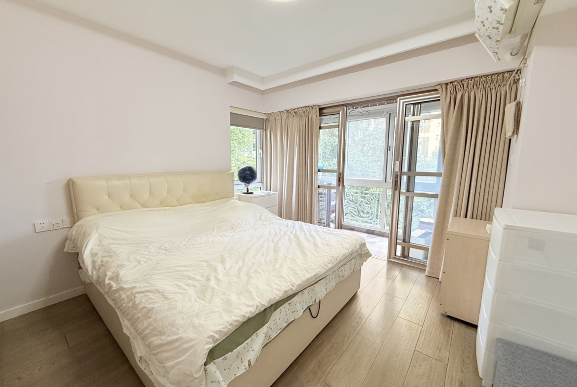 First-time rental at Chez Moi in central Jing'an. 4-bed, 2-bath, 131 sqm, underfloor heating, fully furnished. Near Jiangsu Road Station. 23,000 RMB/month.