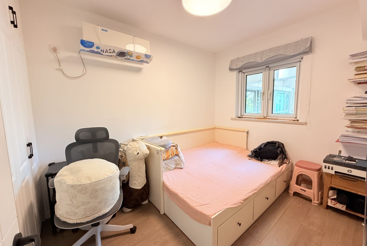First-time rental at Chez Moi in central Jing'an. 4-bed, 2-bath, 131 sqm, underfloor heating, fully furnished. Near Jiangsu Road Station. 23,000 RMB/month.