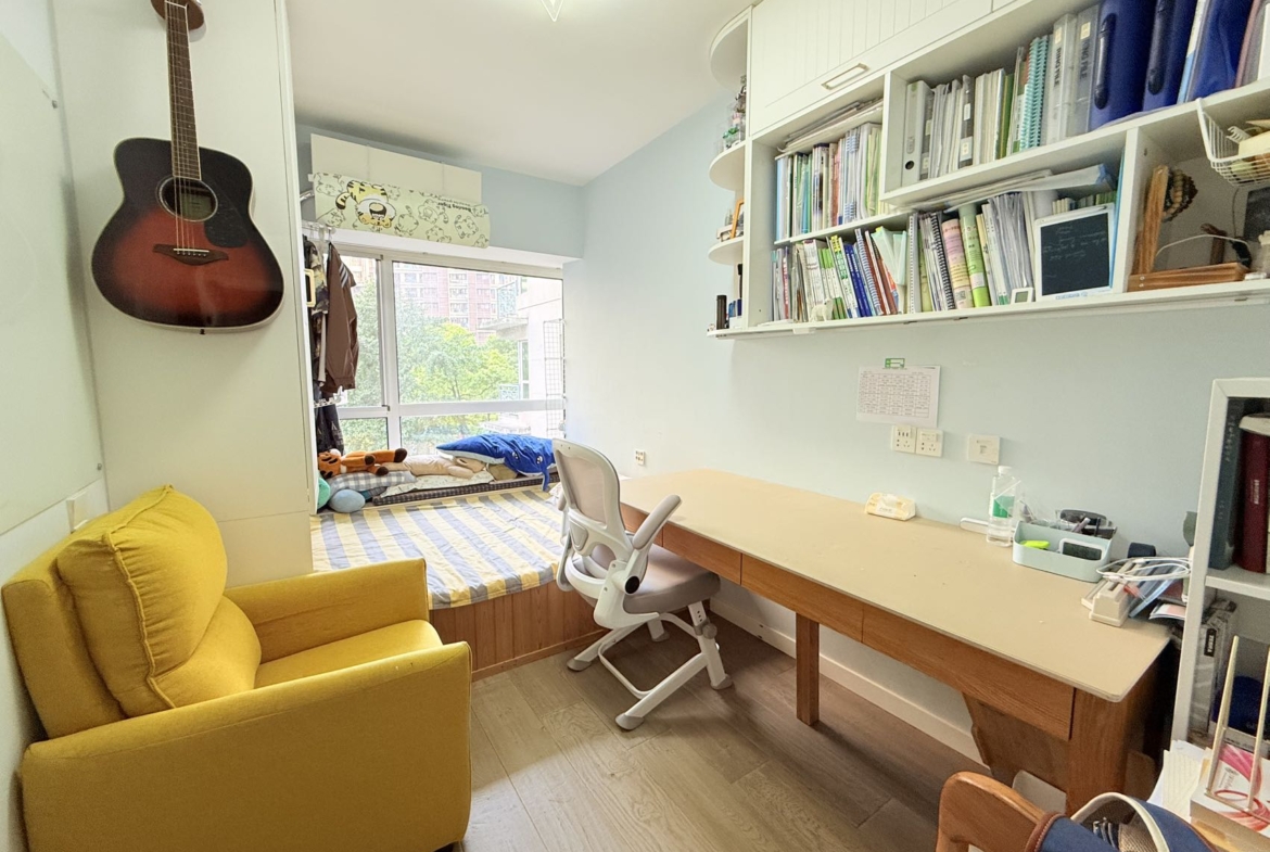 First-time rental at Chez Moi in central Jing'an. 4-bed, 2-bath, 131 sqm, underfloor heating, fully furnished. Near Jiangsu Road Station. 23,000 RMB/month.
