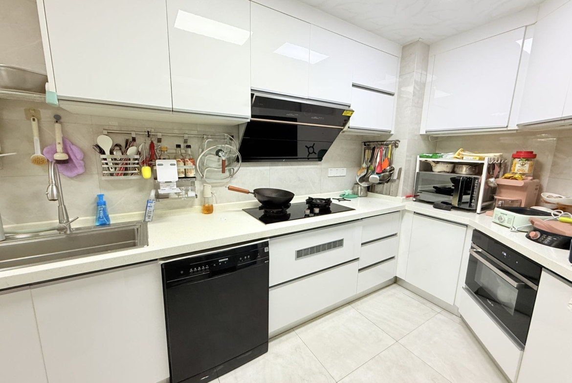 First-time rental at Chez Moi in central Jing'an. 4-bed, 2-bath, 131 sqm, underfloor heating, fully furnished. Near Jiangsu Road Station. 23,000 RMB/month.