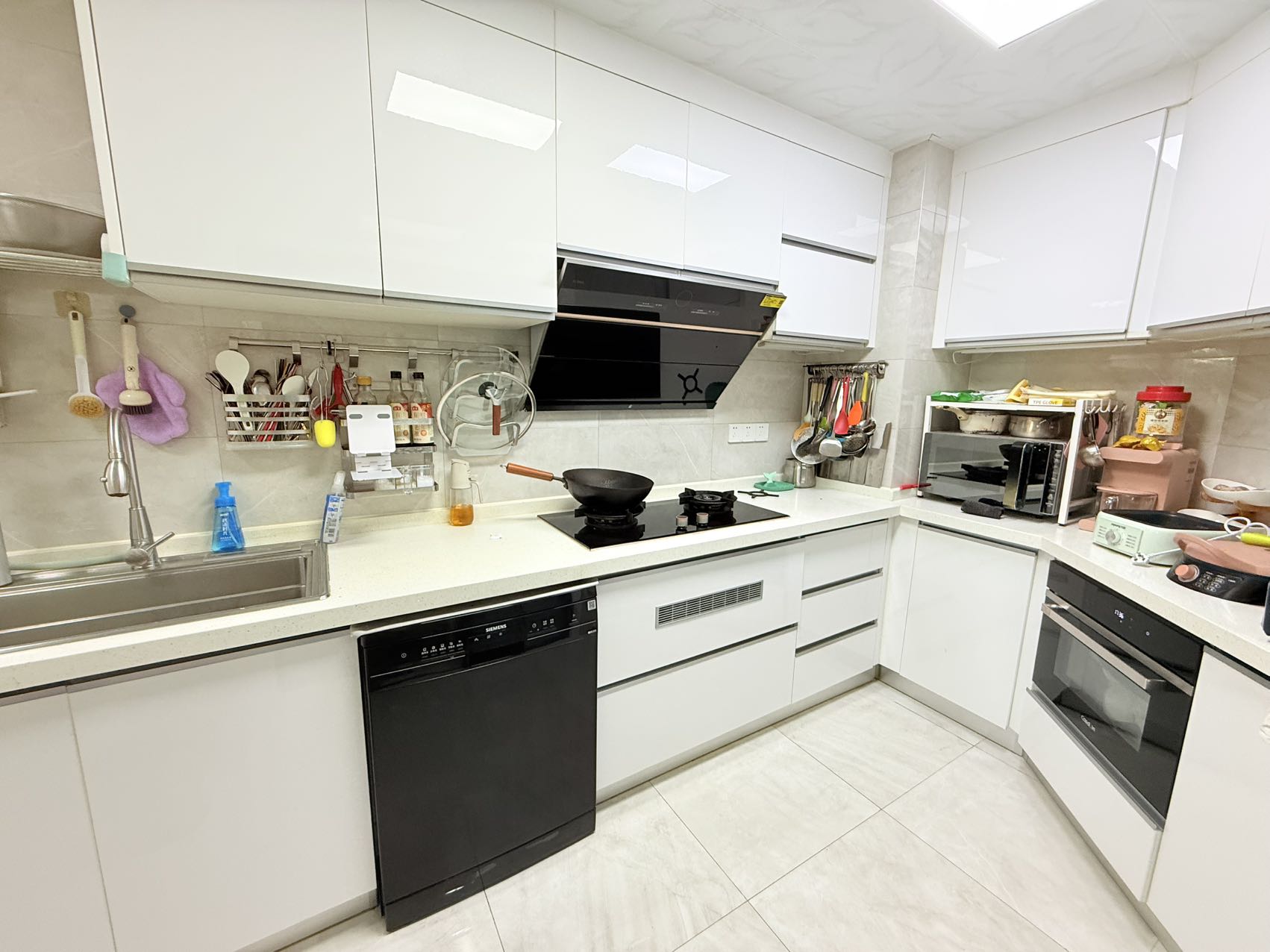 First-time rental at Chez Moi in central Jing'an. 4-bed, 2-bath, 131 sqm, underfloor heating, fully furnished. Near Jiangsu Road Station. 23,000 RMB/month.