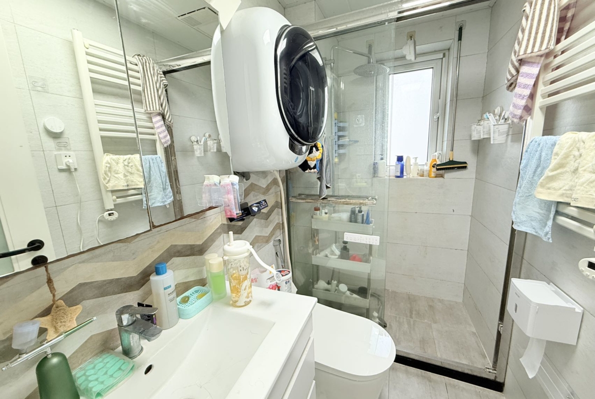 First-time rental at Chez Moi in central Jing'an. 4-bed, 2-bath, 131 sqm, underfloor heating, fully furnished. Near Jiangsu Road Station. 23,000 RMB/month.