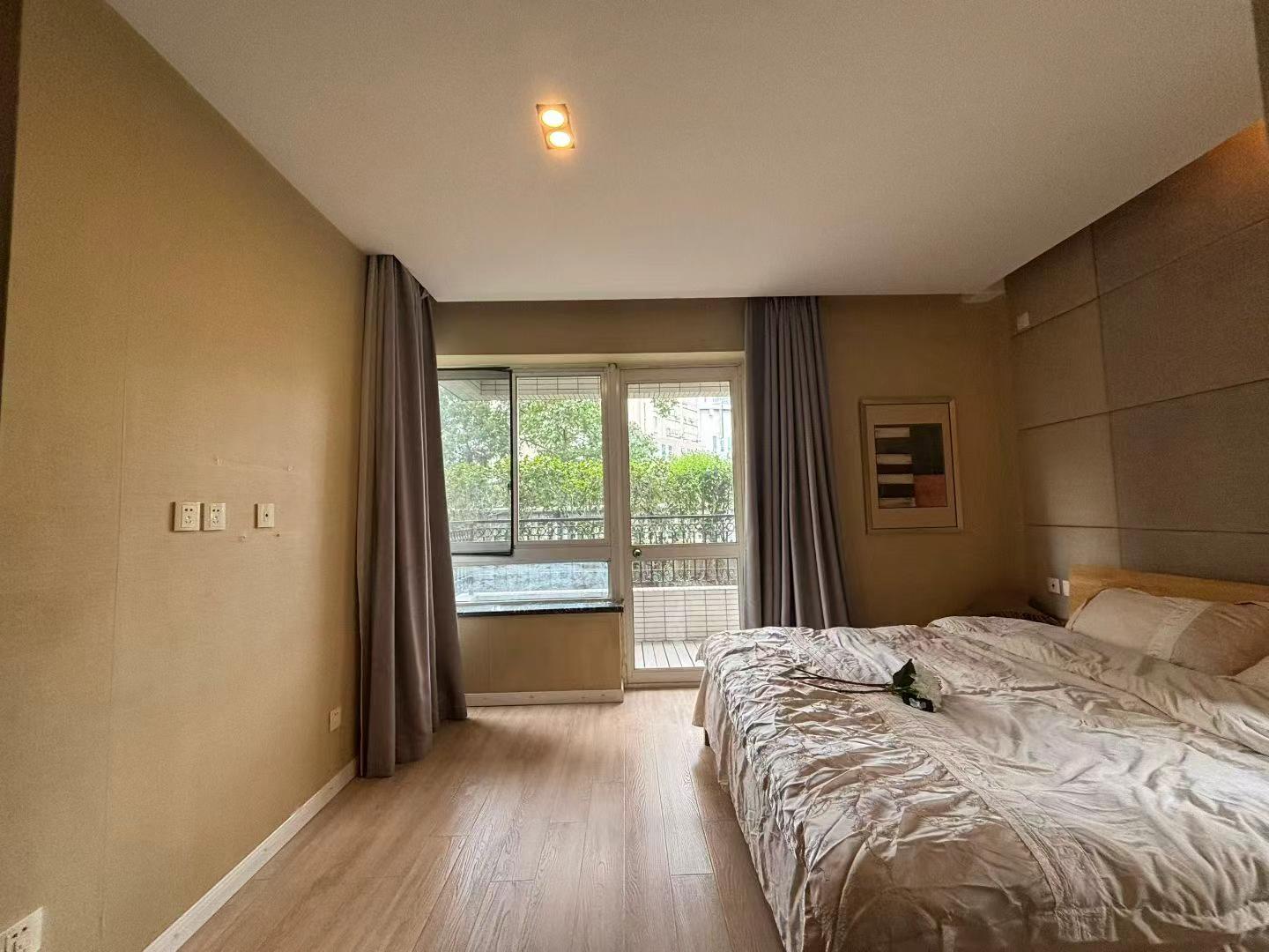 city-castle-1-bed-1-bath-clubhouse-prime-jingan-shanghai-rentals (3) 1-bed, 2-living, 1-bath unit at City Castle in Jing'an. 75 sqm, central AC, balcony, clubhouse access. Near Nanjing West Road. 16,600 RMB/month.