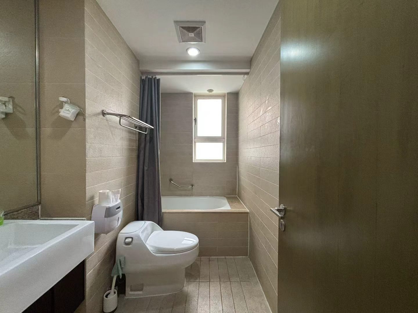 city-castle-1-bed-1-bath-clubhouse-prime-jingan-shanghai-rentals (4) 1-bed, 2-living, 1-bath unit at City Castle in Jing'an. 75 sqm, central AC, balcony, clubhouse access. Near Nanjing West Road. 16,600 RMB/month.
