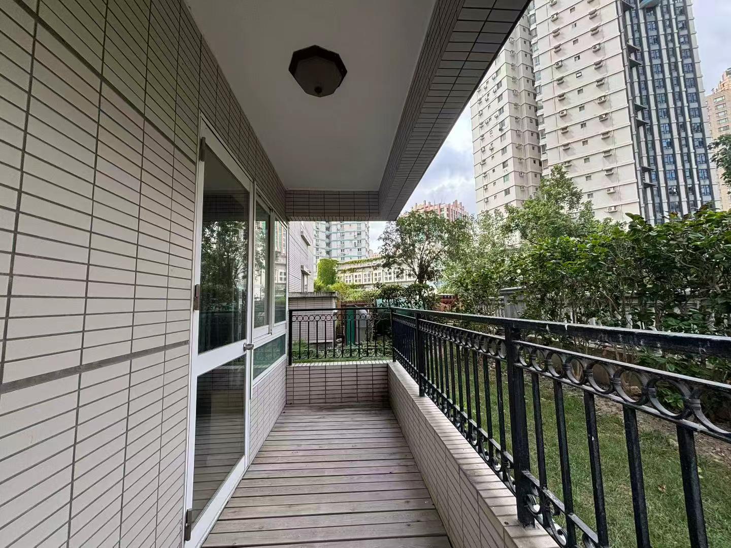 city-castle-1-bed-1-bath-clubhouse-prime-jingan-shanghai-rentals (6) 1-bed, 2-living, 1-bath unit at City Castle in Jing'an. 75 sqm, central AC, balcony, clubhouse access. Near Nanjing West Road. 16,600 RMB/month.