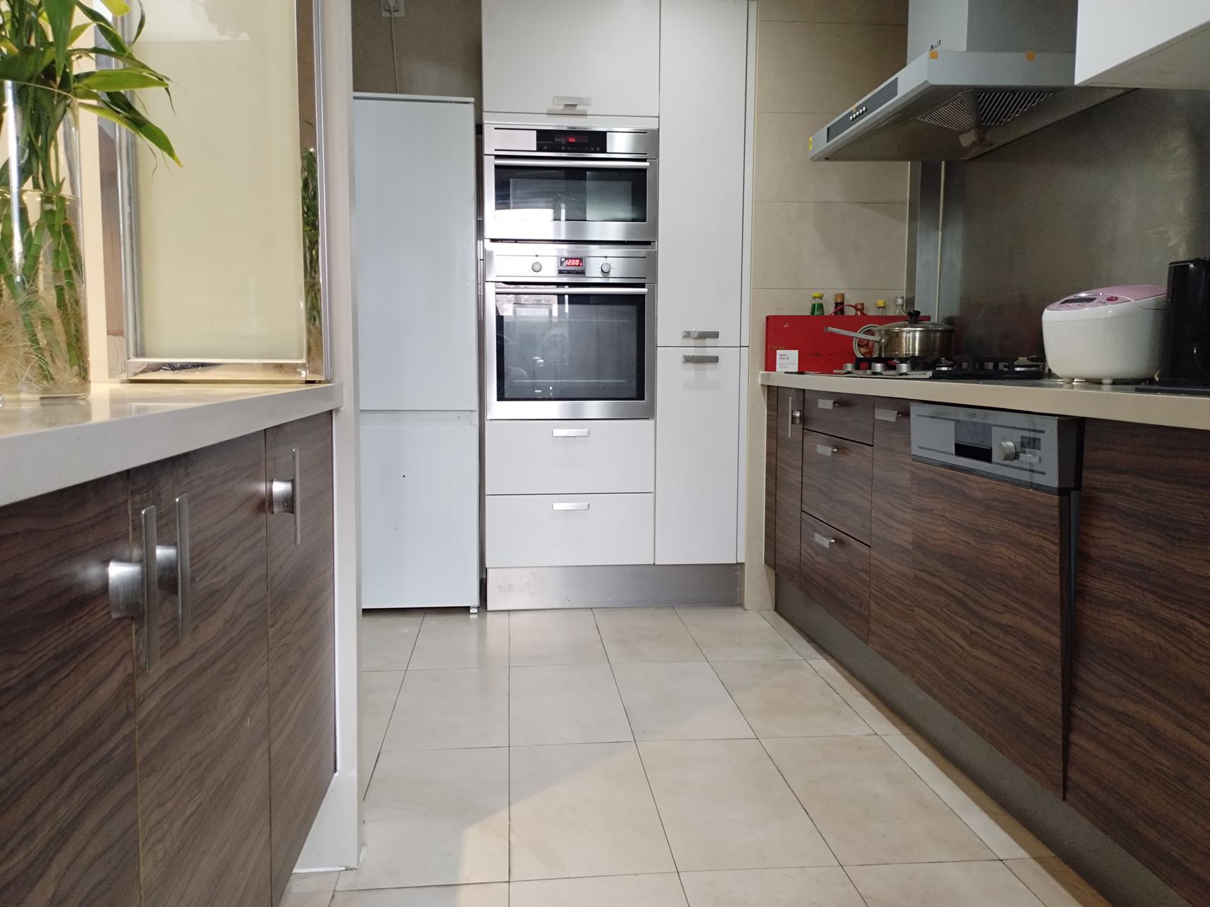 eight-park-avenue-2-bed-2-bath-clubhouse-jingan-shanghai-rentals (3) 2-bed, 2-bath unit at Eight Park Avenue Phase 2. 116 sqm, central AC, garden view, first-time rental. Near Changping Road Station. 19,800 RMB/month.