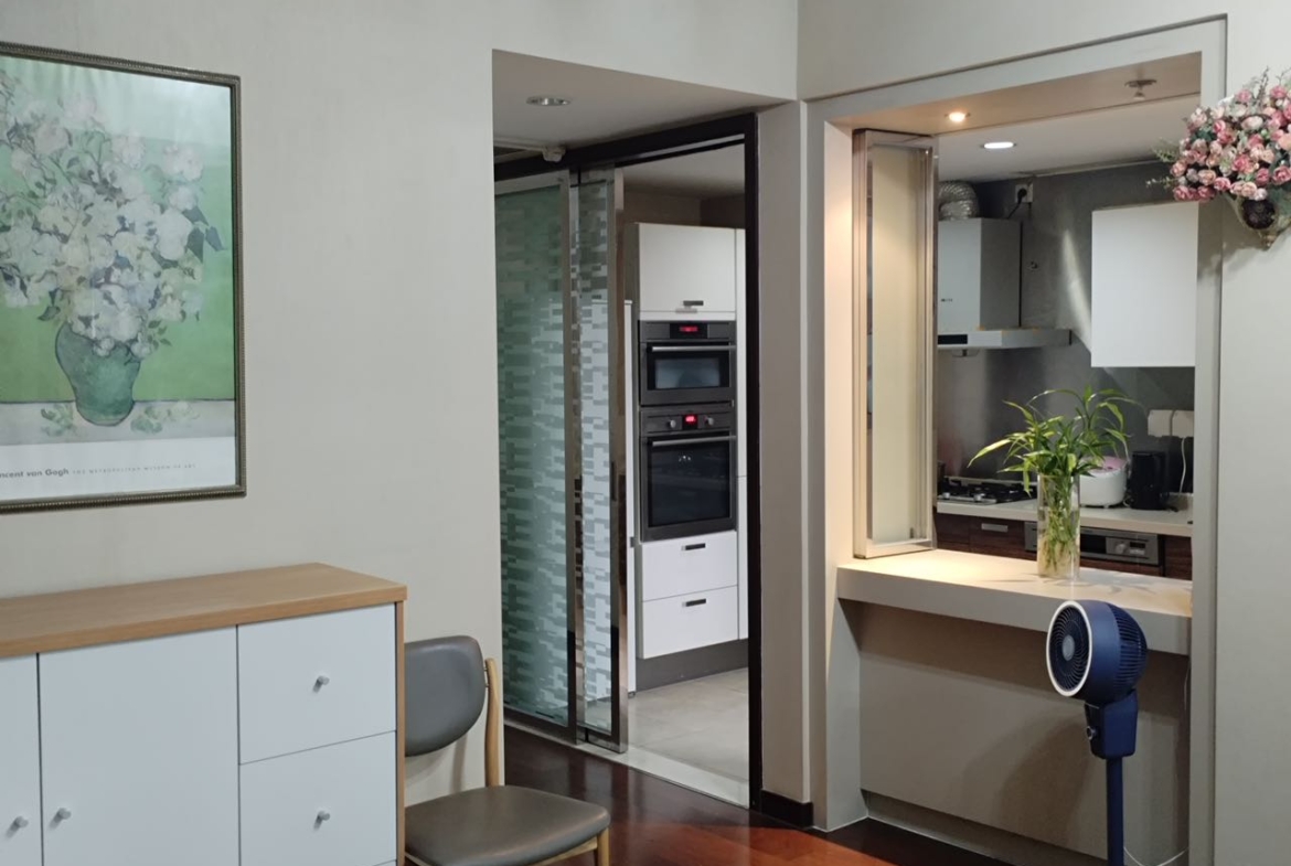 2-bed, 2-bath unit at Eight Park Avenue Phase 2. 116 sqm, central AC, garden view, first-time rental. Near Changping Road Station. 19,800 RMB/month.